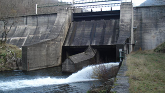 Flood spillway for a dam (France)