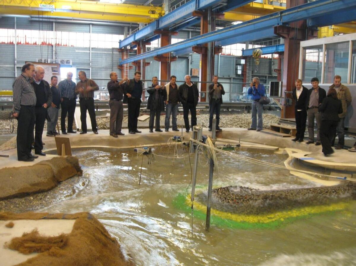 Visit of the model by the project owner and his partners | Artelia hydraulics