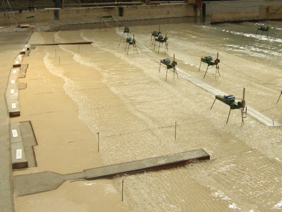 Measurements of wave attenuation generated by underwater dike overtopping and seabed changes | Artelia hydraulics