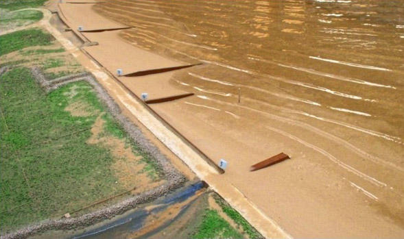 Mouth of the Saâne passing under the dike and through the pebble ridge | Artelia Hydraulics