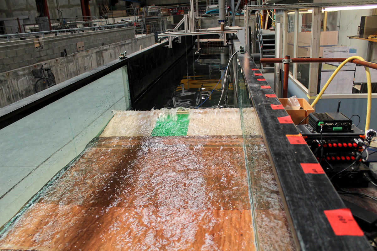 Model of the revetment at La Grande Motte in a wave flume | Artelia Hydraulics